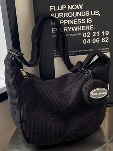 Borsa a tracolla in velluto a coste nero con tracolla larga e mini borsellino tondo