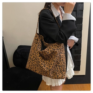Dettaglio della grande borsa tote leopardata che mostra la trama in tela spessa