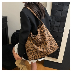 Dettaglio della borsa tote grande in tela leopardata abbinata a un outfit moda