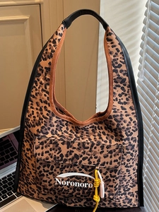 Sac Fourre-tout en Suède pour Femmes Imprimé Léopard Sac à Main Décontracté de Grande Capacité avec Décoration à Franges Sac Hobo