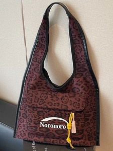 Grand sac cabas en toile à imprimé léopard avec poche frontale et détail de gland jaune