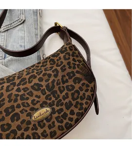 Detail der Canvas-Tasche mit Leopardenmuster, Handmade-Plakette und Lederriemen