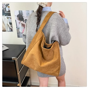 Grande borsa tote in pelle scamosciata marrone ocra con chiusura magnetica in metallo
