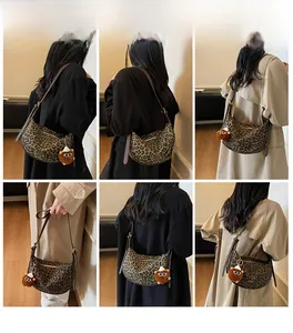 Hobo-Tasche mit Leopardenmuster und Teddybär-Anhänger in verschiedenen Tragevarianten