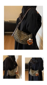 Detailansicht der Halbmondtasche mit Leopardenmuster und süßem Bären-Charm-Anhänger