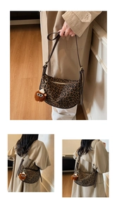 Detailansicht der Hobo-Tasche mit Leopardenmuster, Lederriemen und Monster-Anhänger