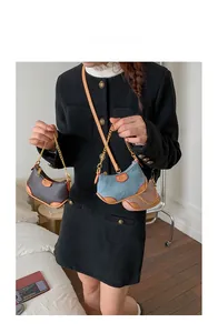 Détails des mini sacs demi-lune en cuir marron, denim et rose avec bandoulière chaîne