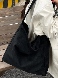 Grande borsa tote minimalista in pelle scamosciata nera con tracolla larga da donna