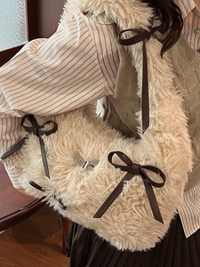 Elegante borsa in peluche bianco sporco con fiocchi in pelle marrone e dettaglio farfalla