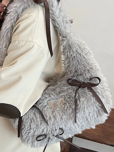 Elegante borsa a spalla in peluche grigio con fiocco marrone e ciondolo a farfalla argento