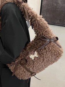 Borsa a spalla in finta pelliccia marrone con fiocchi in pelle e fibbia a farfalla