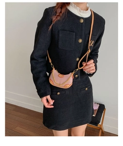 Détail du mini sac croissant rose avec chaîne dorée et bandoulière réglable