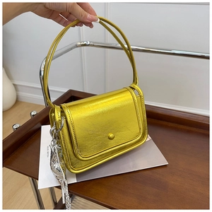 Dettaglio borsa a mano gialla metallizzata lucida con catena argento e design elegante
