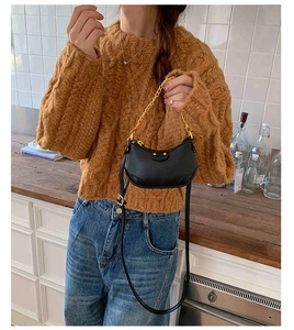 Détails du sac demi-lune en cuir noir avec chaîne dorée et finitions à rivets chic