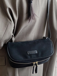 Borsa Boston nera classica con dettagli dorati e tracolla per uno stile raffinato