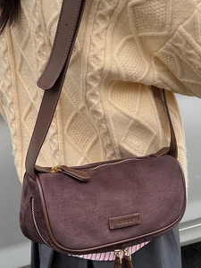 Borsa Boston retrò in pelle scamosciata marrone scuro con ampia tracolla per l'autunno
