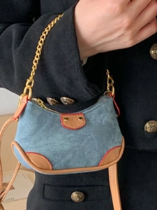 Sac sous le bras en denim bleu en forme de croissant avec chaîne dorée et cuir marron