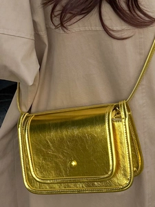 Elegante borsa a tracolla quadrata dorata con texture in pelle e fibbia metallica