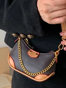 Mini sac sous l'aisselle en cuir gris foncé avec bords orange et chaîne dorée