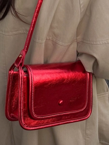 Moderna borsa a tracolla quadrata rossa metallizzata con finitura lucida e fibbia tonda