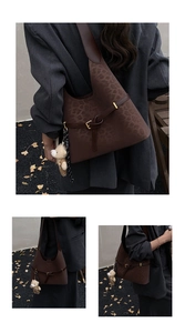 Detalle de bolso saco de ante con estampado de leopardo, hebilla y colgante de osito