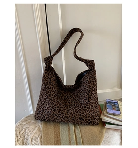 Detail der modischen Leopard-Print-Stofftasche mit dem einzigartigen Knotendetail am Trageriemen