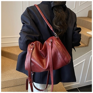 Détail du sac à bandoulière en similicuir bordeaux avec texture souple et design chic
