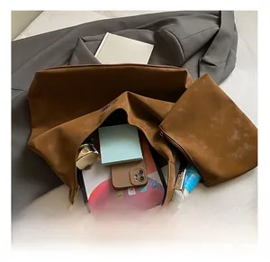 Vue macro de l'intérieur d'un grand sac fourre-tout marron avec pochette zippée assortie