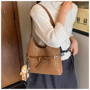 Bolso tote de ante con estampado de leopardo marrón, cinturón de cuero y colgante de oso
