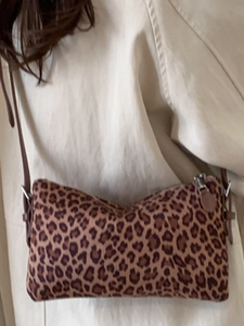 Sac à bandoulière vintage léopard avec sangle brune et détails métalliques argentés