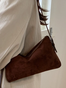 Sac à épaule vintage en daim marron pour femme avec texture mate et fermeture éclair