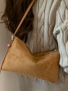 Sac à épaule rétro en daim jaune moutarde pour femme avec un design minimaliste élégant