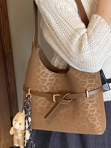 Bolso tote de ante con estampado de leopardo, colgante de oso y hebilla dorada
