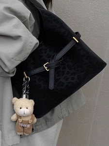 Bolso saco negro con estampado de leopardo, colgante de oso y hebilla dorada ajustable