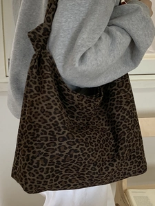 Große Damen-Tragetasche mit Leopardenmuster, Knotendetail am Henkel und modischem Design