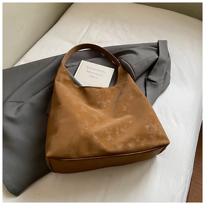 Vue détaillée du grand sac cabas en cuir mat marron vintage pour le bureau