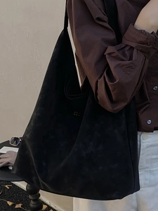 Sac à épaule minimaliste noir en daim mat avec grande capacité pour un style fourre-tout