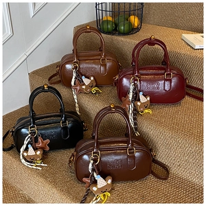 Sacs Boston en quatre couleurs avec breloques d'ours et gaufrage de la marque