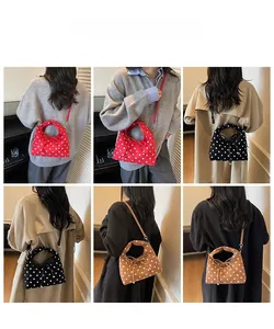 Détails de sac polochon à pois montré de côté et de dos avec de fines bandoulières
