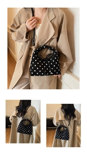 Détail d'un sac bandoulière à pois noir et blanc avec poignée plissée et cordon serrage