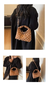 Détail d'un sac à main marron à pois avec décoration de nœud et bandoulière amovible