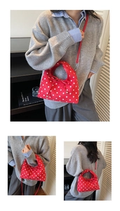 Détail du sac bandoulière rouge à pois avec un nœud délicat et texture en tissu