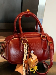 Sac à main rouge foncé en similicuir avec relief Mira Mira et charm ours mignon