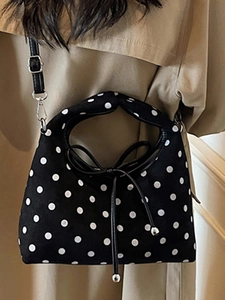 Sac pochette chic noir à pois blancs avec nœud et bandoulière en cuir élégante