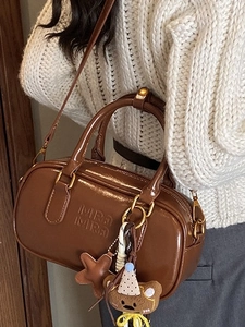 Sac bowling marron en similicuir avec gaufrage Mira Mira et un charmant petit ours