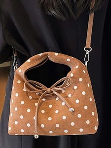 Sac à main en daim marron à pois blancs avec nœud décoratif et bandoulière