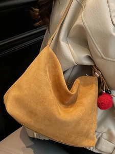 Ingwergelbe Wildleder Hobo Bag für Damen mit stilvollem rotem Pompon-Anhänger als Zubehör