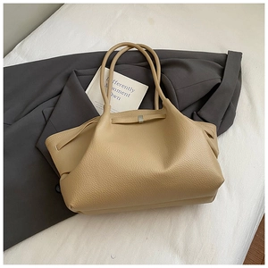 Elegante borsa sottobraccio in pelle beige a grana di litchi con design piegato