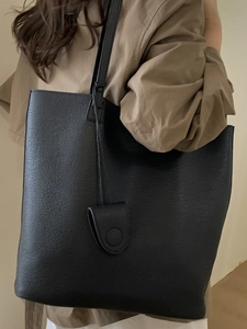 Fashionable black large capacity tote bag in lychee pattern leather for women commute