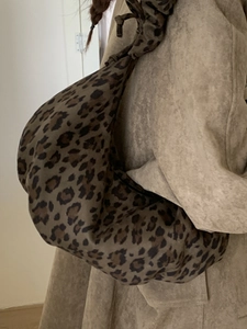 Retro leopard print shoulder bag in soft faux suede with a large capacity slouchy silhouette